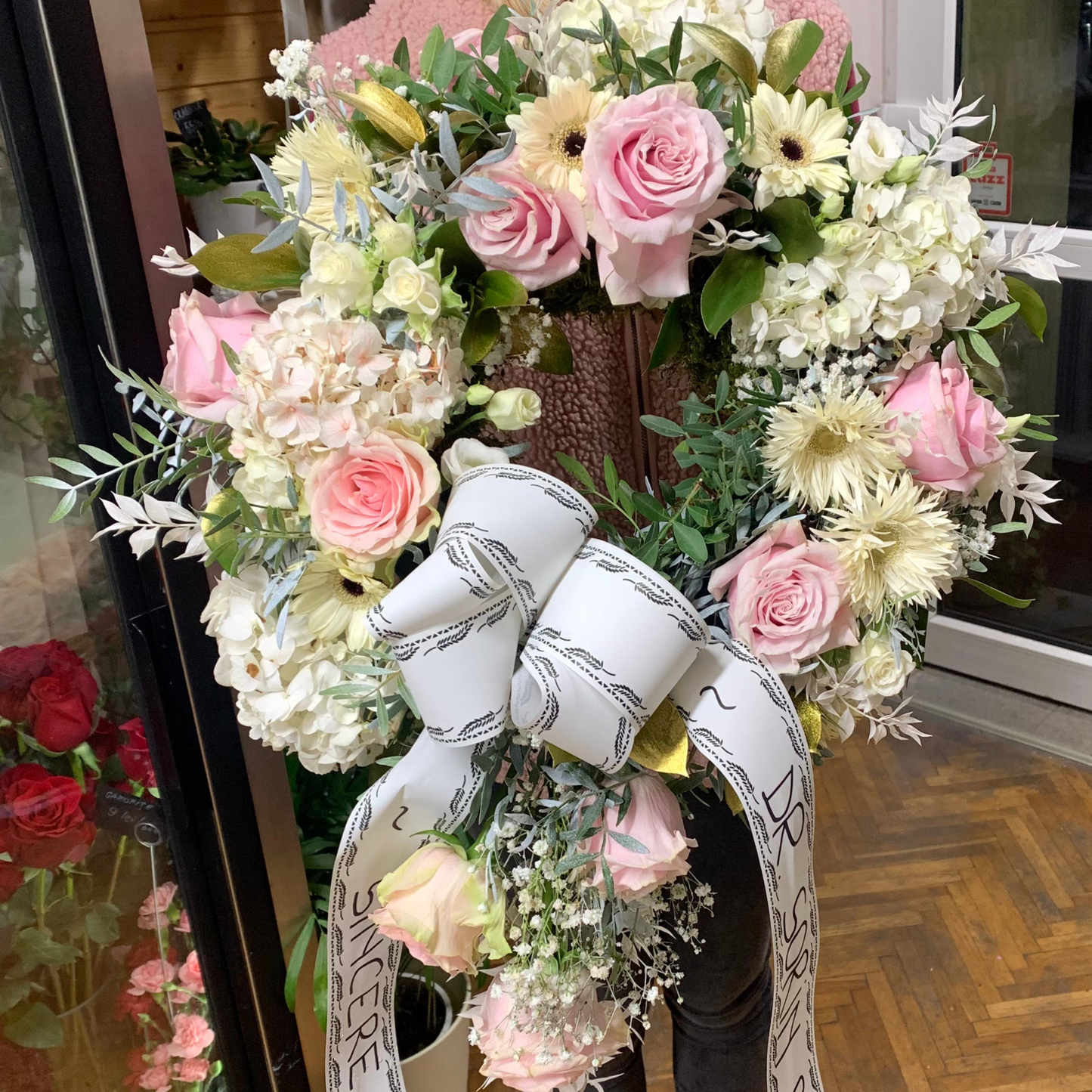 Coroană funerară tip lacrimă alb cu roz